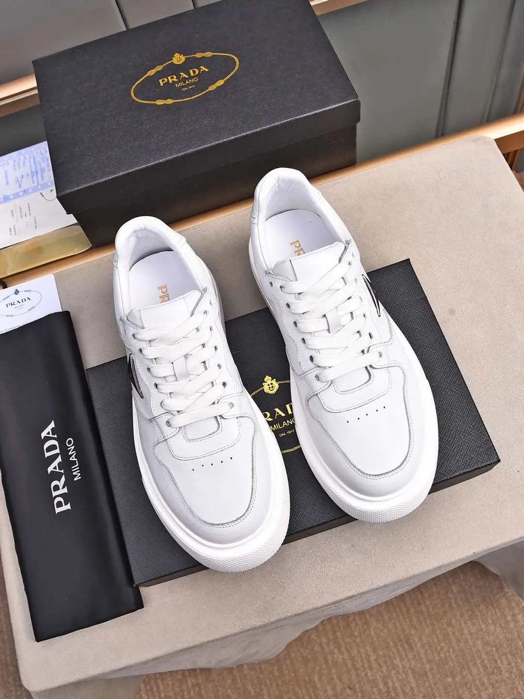 Men's shoes 💰500 Prada/Prada Men's new casual shoes, this upper is made of imported calfskin. The outside is decorated with the P family's classic metal triangle enamel logo, with cowhide lining and cowhide for the foot pads. The outsole is made of non-slip sports exclusive rubber outsole with logo, which feels good on the feet. It is a fashionable and fashionable item!  Size: 38-44 (45 customized)